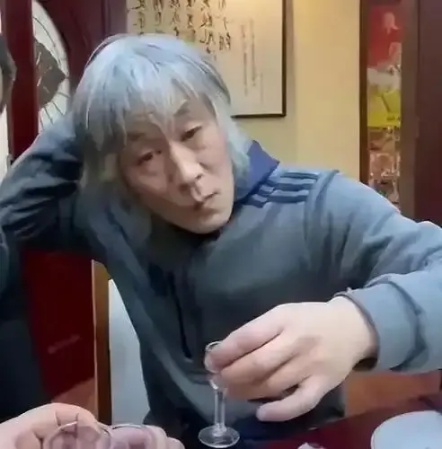 曾红极一时，20岁专辑卖700万张，离婚18年，如今满头白发认不出