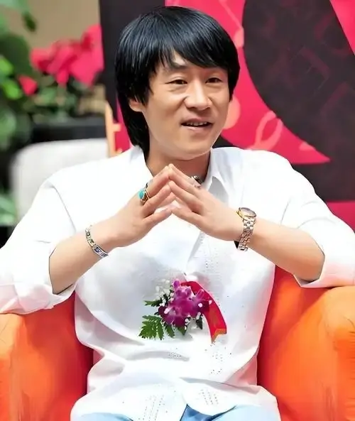 曾红极一时，20岁专辑卖700万张，离婚18年，如今满头白发认不出