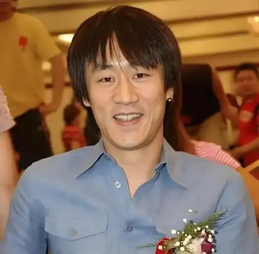 曾红极一时，20岁专辑卖700万张，离婚18年，如今满头白发认不出