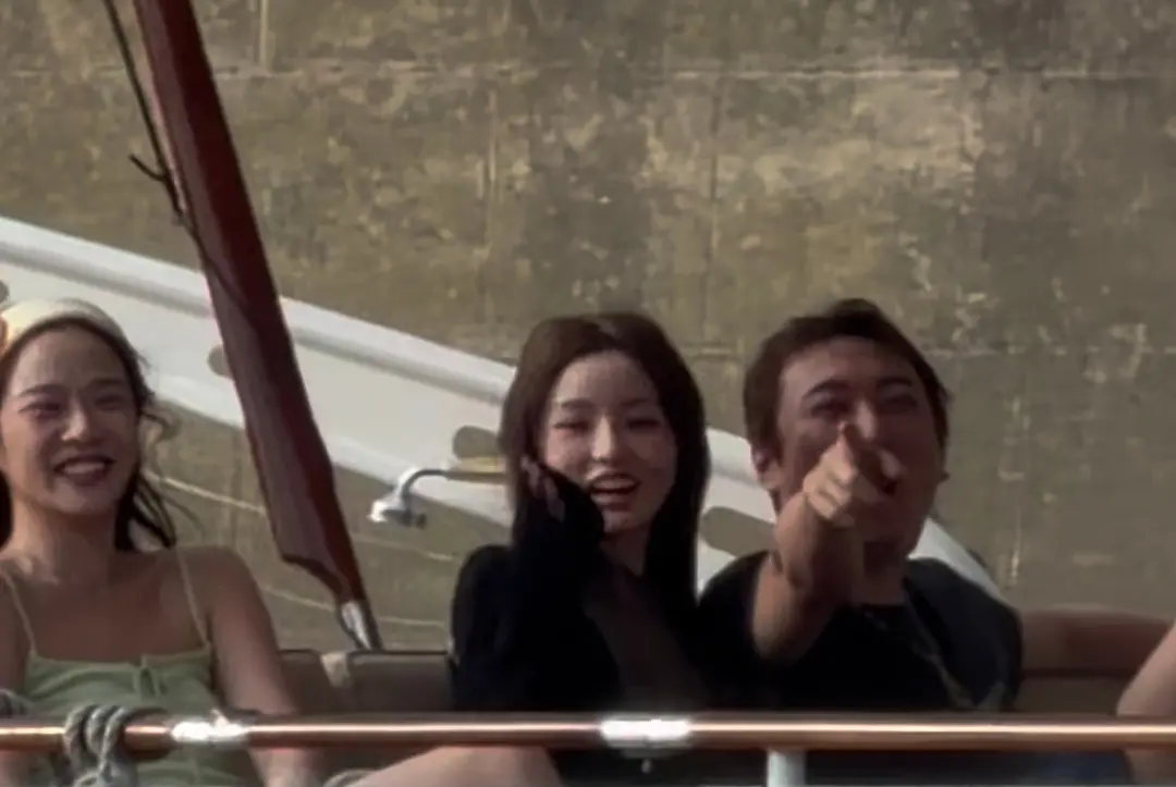 王思聪塞纳河游船，被三个美女包围春光满面，懒懒捂嘴笑一脸娇羞