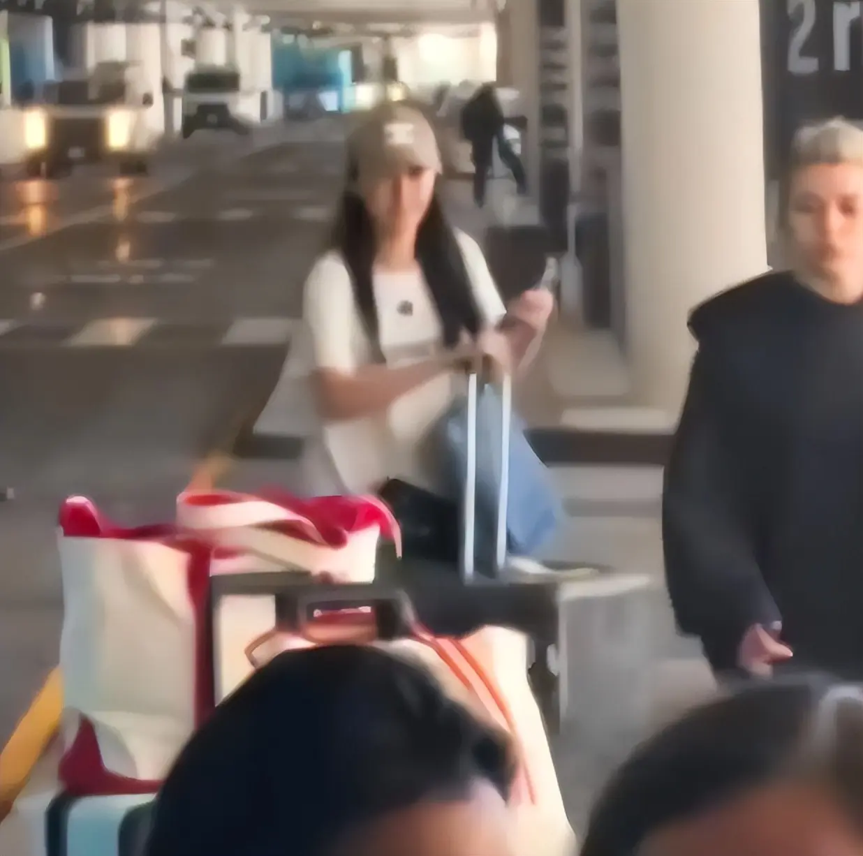 比没钱更糟糕！郑爽美国近况被曝，经济状况被扒，这辈子再难翻身