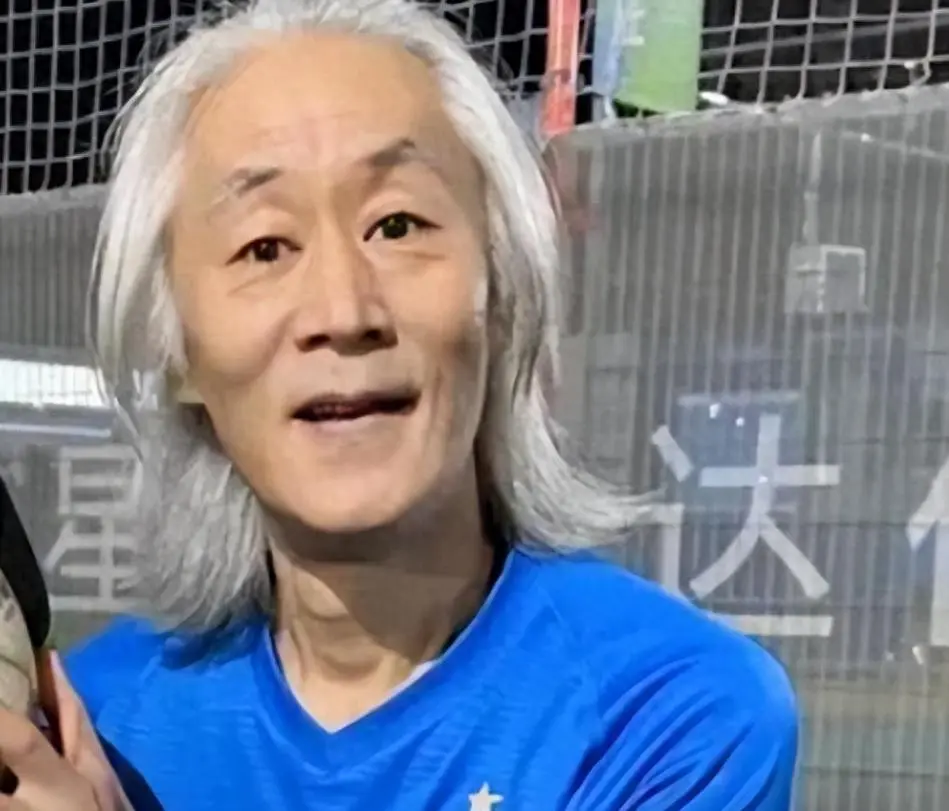 曾红极一时，20岁专辑卖700万张，离婚18年，如今满头白发认不出