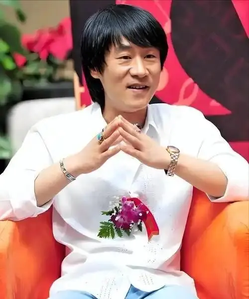 曾红极一时，20岁专辑卖700万张，离婚18年，如今满头白发认不出