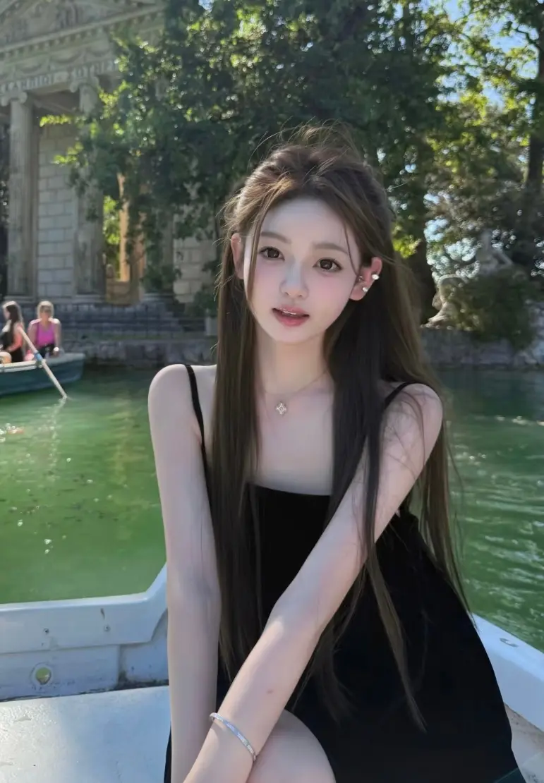 王思聪塞纳河游船，被三个美女包围春光满面，懒懒捂嘴笑一脸娇羞