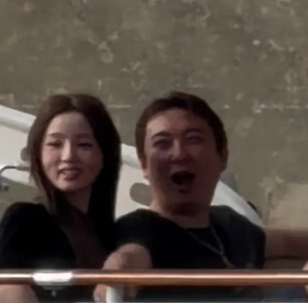 王思聪塞纳河游船，被三个美女包围春光满面，懒懒捂嘴笑一脸娇羞