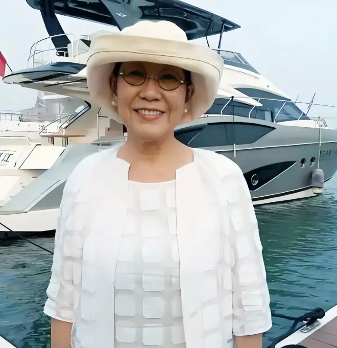 64岁周星驰：我的离异父母， 我带泪的亲情