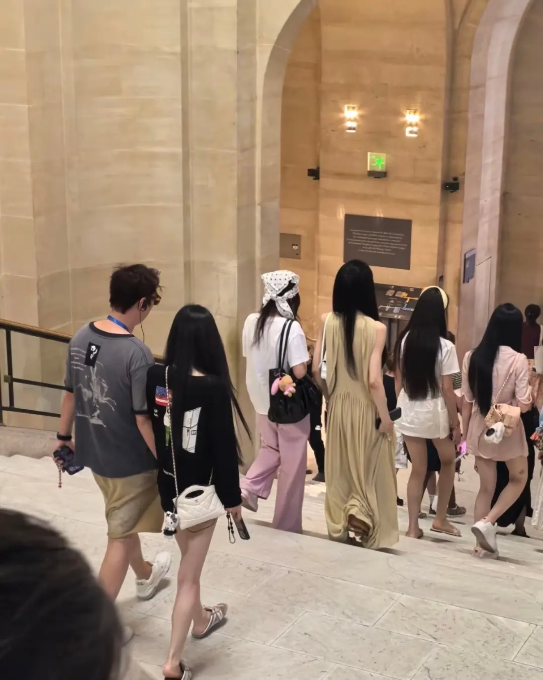 王思聪塞纳河游船，被三个美女包围春光满面，懒懒捂嘴笑一脸娇羞