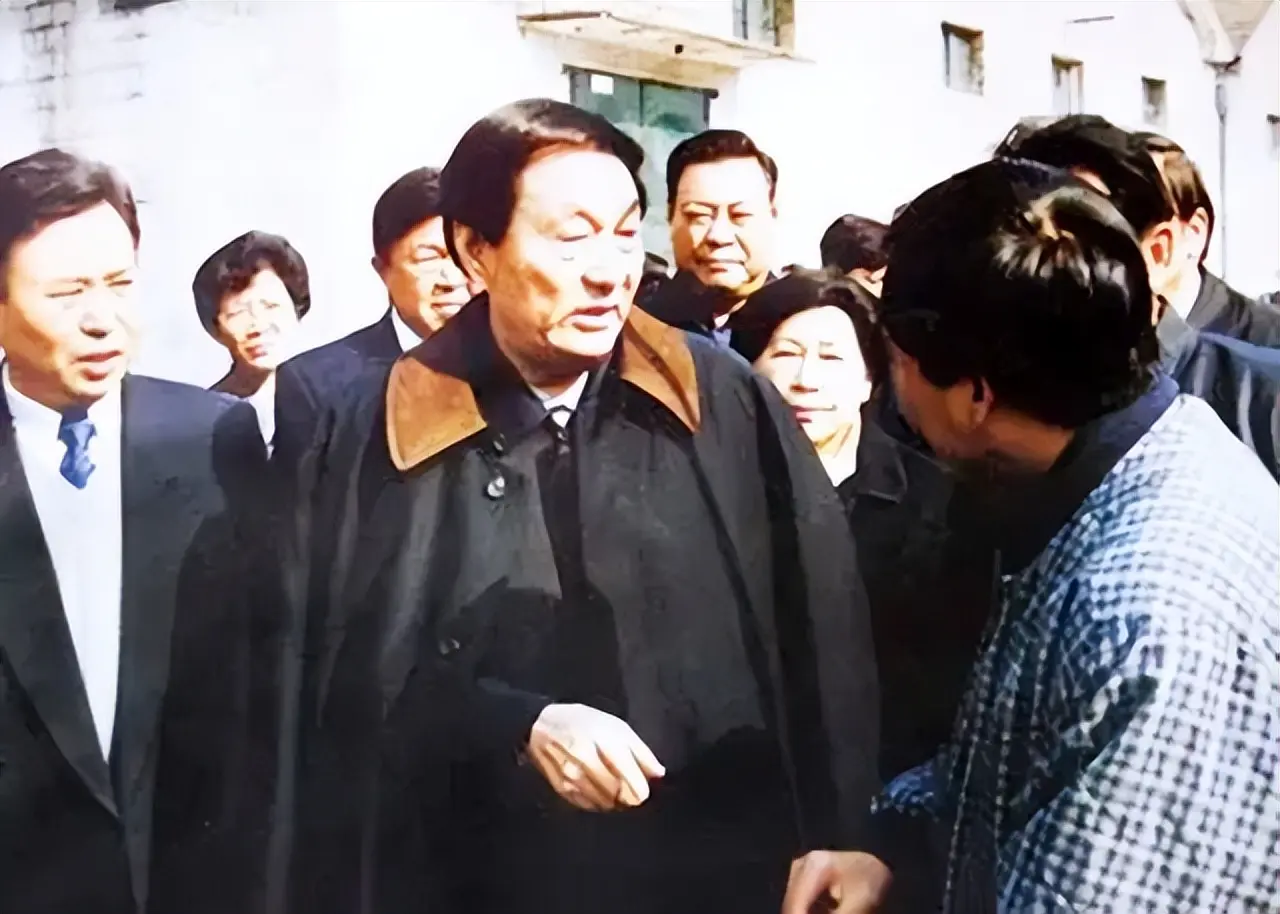 朱镕基退休后淡泊生活：版税4000多万，一分没拿，全捐给贫困孩子