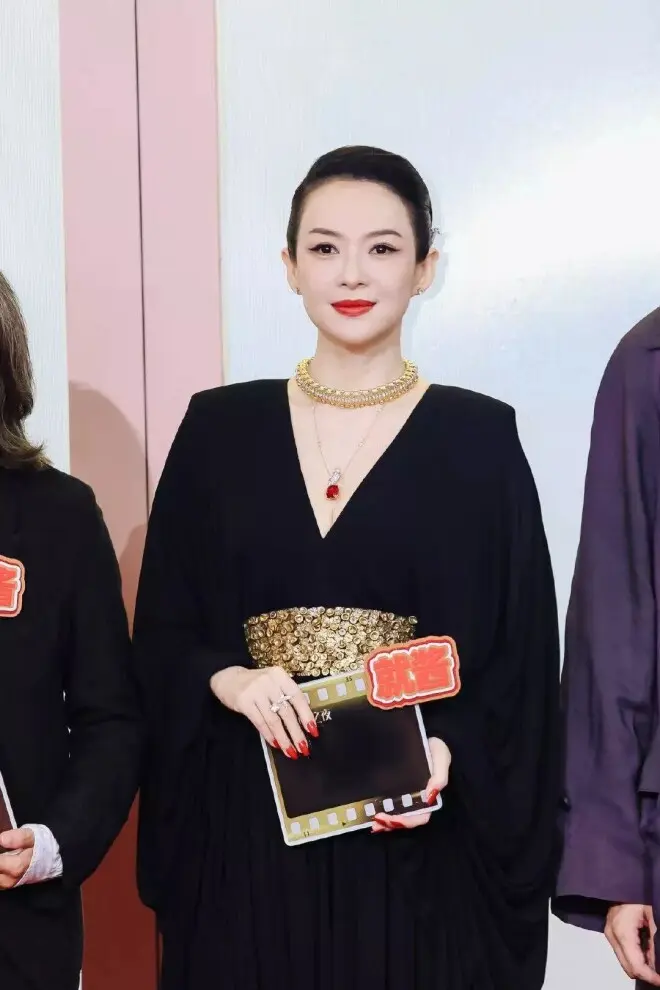 47岁章子怡这素颜照，估计能治好很多人的焦虑