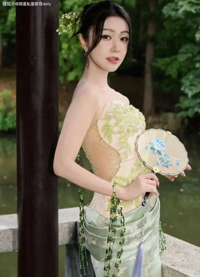 45岁薛凯琪还能做“少女”！穿中式豆绿色抹胸搭半身长裙，手拿团扇像25岁