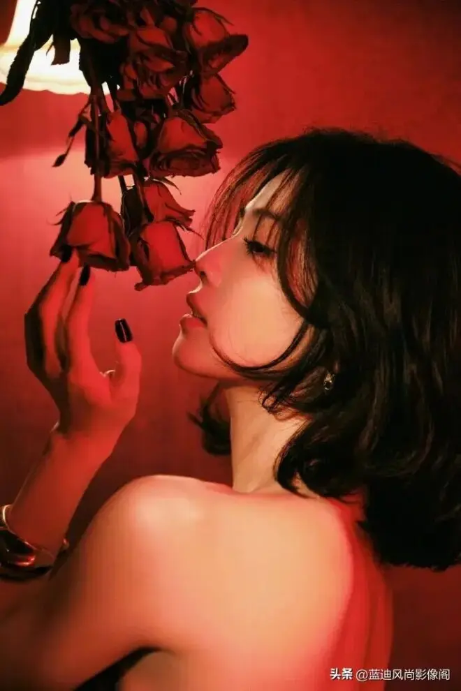 黑色蕾丝抹胸 = 性感？白鹿这身告诉你，蕾丝的段位差在哪