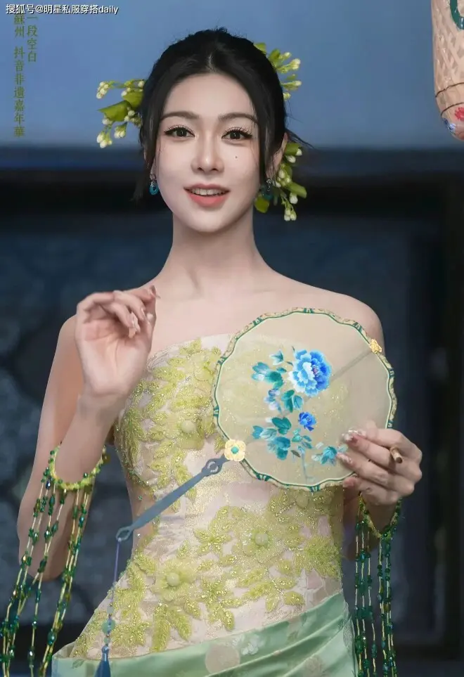 45岁薛凯琪还能做“少女”！穿中式豆绿色抹胸搭半身长裙，手拿团扇像25岁