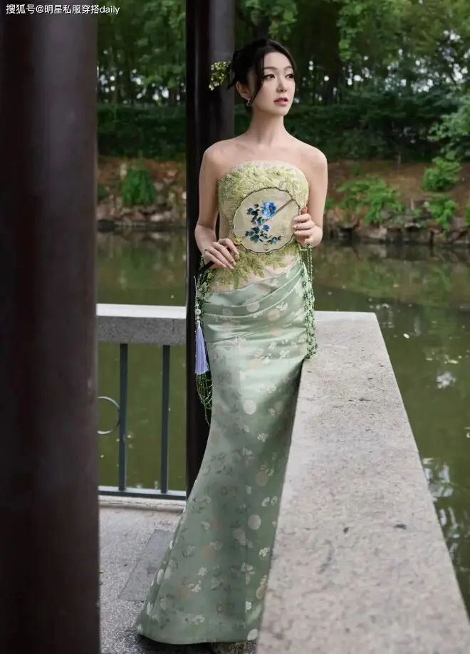 45岁薛凯琪还能做“少女”！穿中式豆绿色抹胸搭半身长裙，手拿团扇像25岁