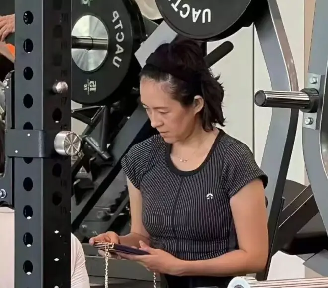 47岁章子怡这素颜照，估计能治好很多人的焦虑