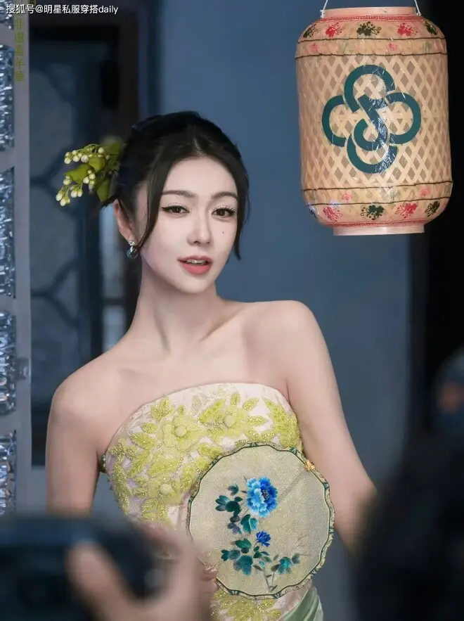 45岁薛凯琪还能做“少女”！穿中式豆绿色抹胸搭半身长裙，手拿团扇像25岁