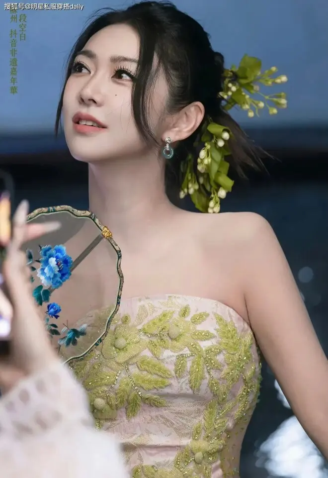45岁薛凯琪还能做“少女”！穿中式豆绿色抹胸搭半身长裙，手拿团扇像25岁