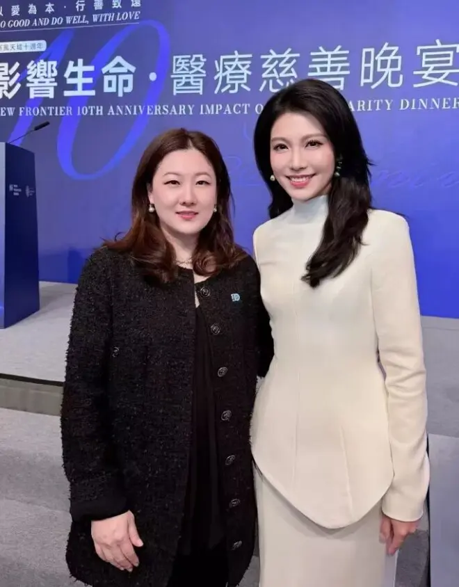 伏明霞携全家出席晚宴！两儿子身高超爸爸