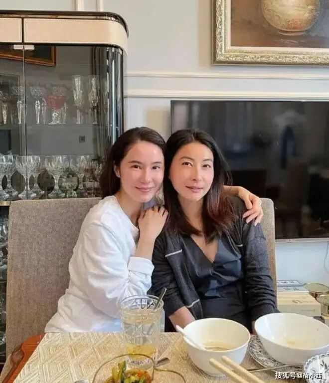 郭晶晶和闺蜜在豪宅里聚会！穿深V领衬衫配齐肩发，随意又松弛！