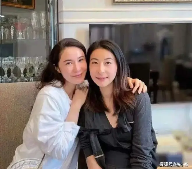 郭晶晶和闺蜜在豪宅里聚会！穿深V领衬衫配齐肩发，随意又松弛！