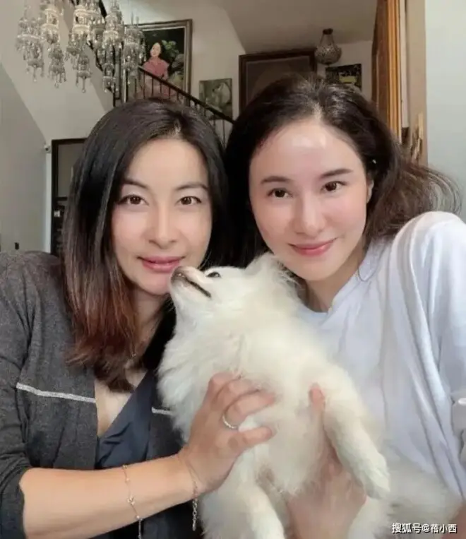 郭晶晶和闺蜜在豪宅里聚会！穿深V领衬衫配齐肩发，随意又松弛！