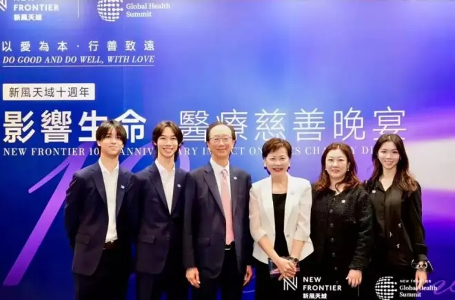 伏明霞携全家出席晚宴！两儿子身高超爸爸
