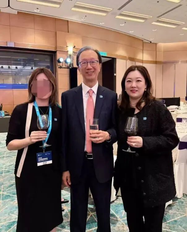 伏明霞携全家出席晚宴！两儿子身高超爸爸