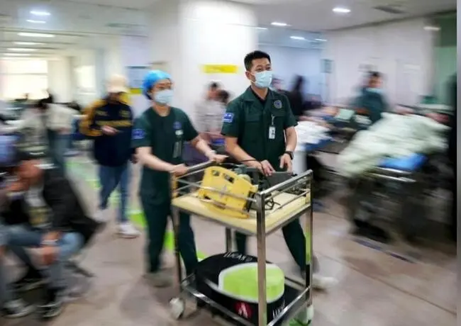 中国新冠确诊病例 暴增5.6倍