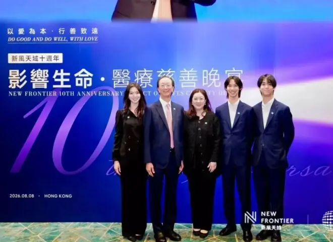 伏明霞携全家出席晚宴！两儿子身高超爸爸