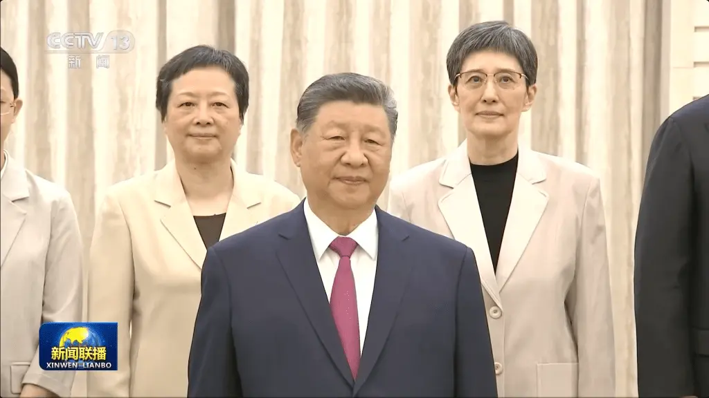 江泽民诞辰100周年︱央视播出习近平接见江泽民亲属画面  长次子孙辈等出席