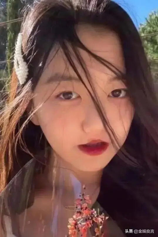 20岁李嫣大理被偶遇！穿吊带九分裤人苗条，气质清冷神似妈妈王菲