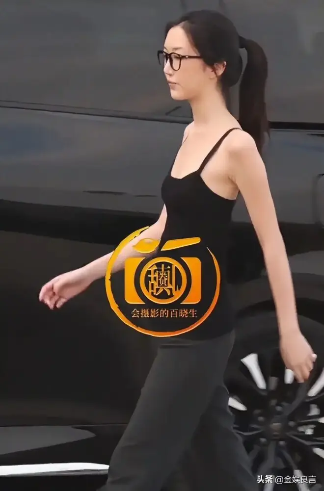 20岁李嫣大理被偶遇！穿吊带九分裤人苗条，气质清冷神似妈妈王菲
