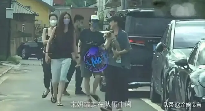 20岁李嫣大理被偶遇！穿吊带九分裤人苗条，气质清冷神似妈妈王菲