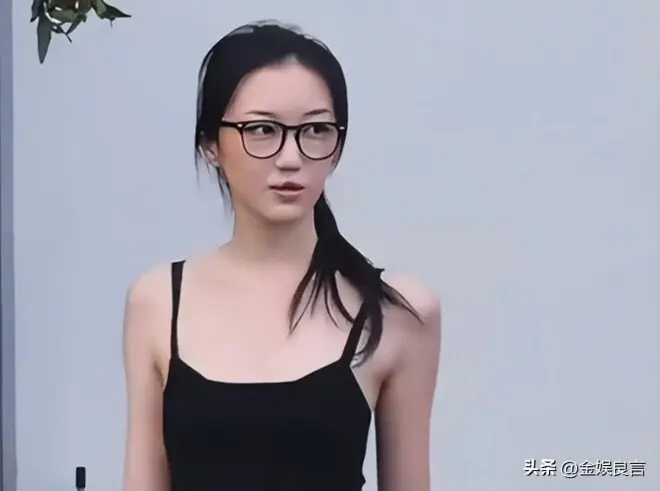 20岁李嫣大理被偶遇！穿吊带九分裤人苗条，气质清冷神似妈妈王菲