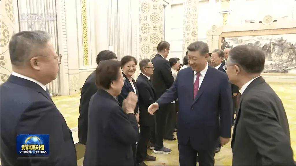 江泽民诞辰100周年︱央视播出习近平接见江泽民亲属画面  长次子孙辈等出席