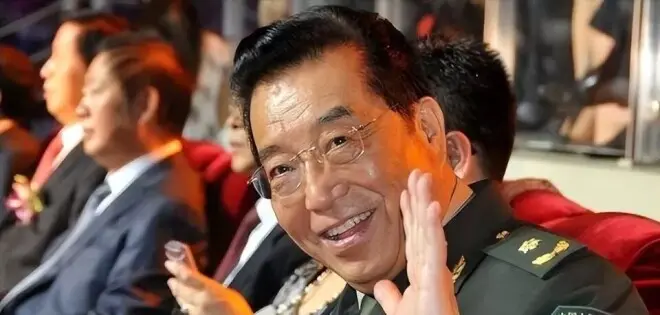 出狱3年仍啃老!李天一被严管,87岁父亲李双江到处商演