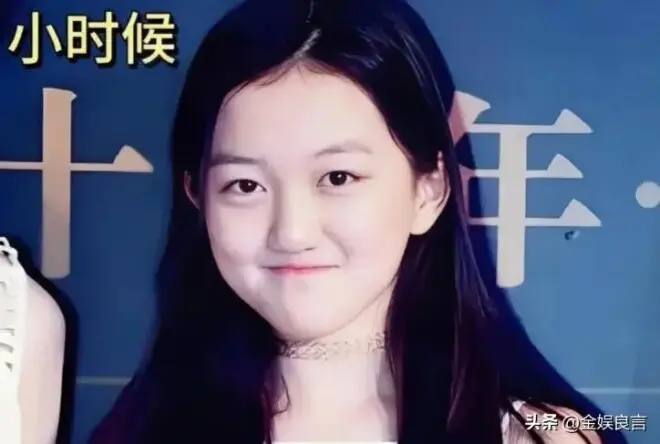 20岁李嫣大理被偶遇！穿吊带九分裤人苗条，气质清冷神似妈妈王菲