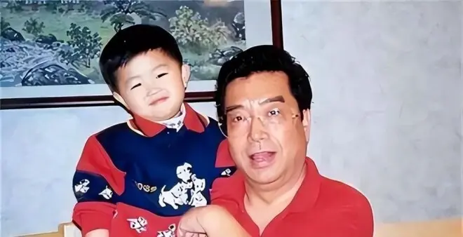 出狱3年仍啃老!李天一被严管,87岁父亲李双江到处商演