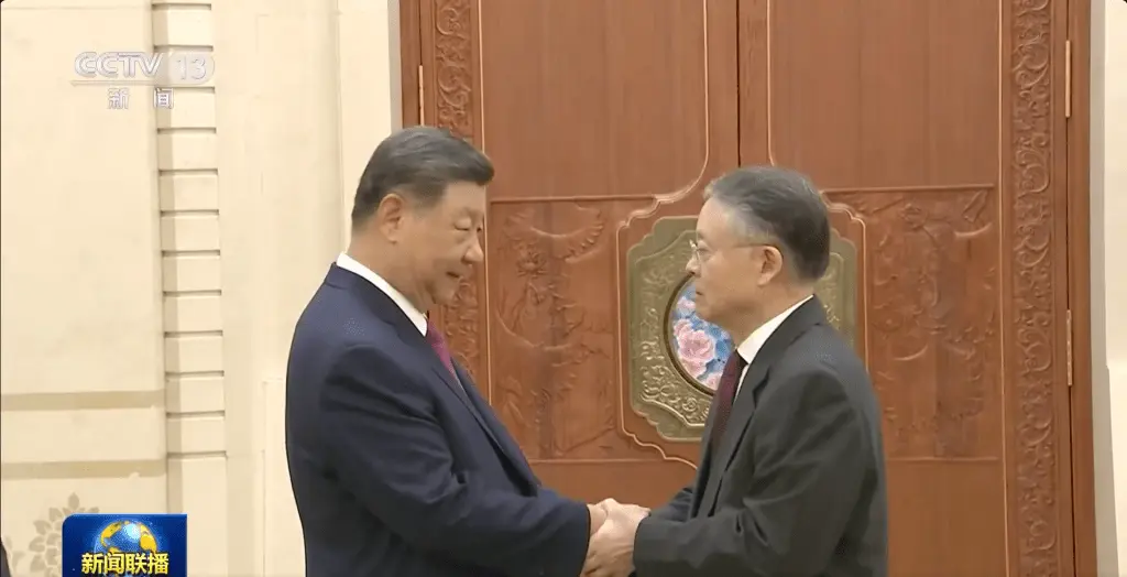 江泽民诞辰100周年︱央视播出习近平接见江泽民亲属画面  长次子孙辈等出席