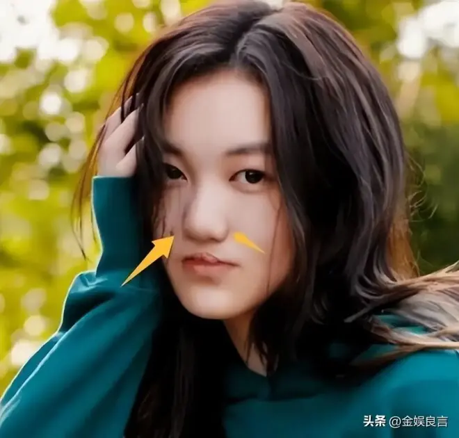 20岁李嫣大理被偶遇！穿吊带九分裤人苗条，气质清冷神似妈妈王菲