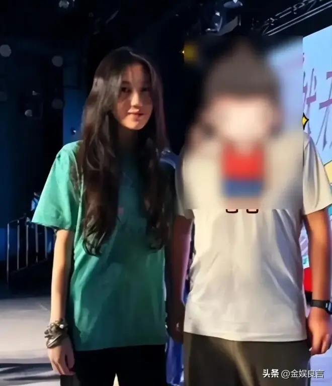 20岁李嫣大理被偶遇！穿吊带九分裤人苗条，气质清冷神似妈妈王菲