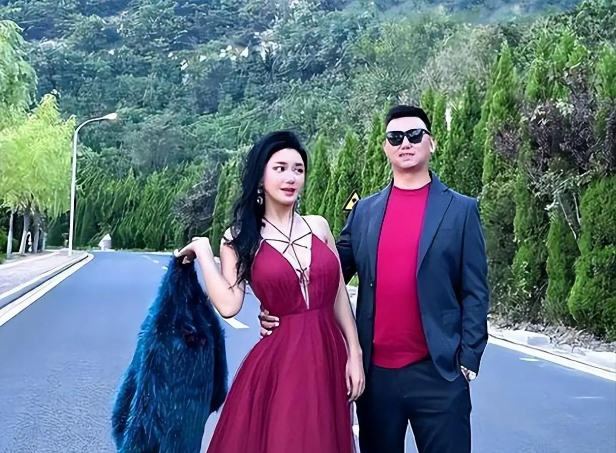 42岁香港艳星下嫁山东农村，曾不雅照满天飞，现状曝光，她后悔吗