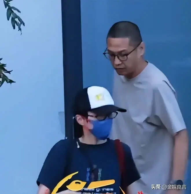 20岁李嫣大理被偶遇！穿吊带九分裤人苗条，气质清冷神似妈妈王菲