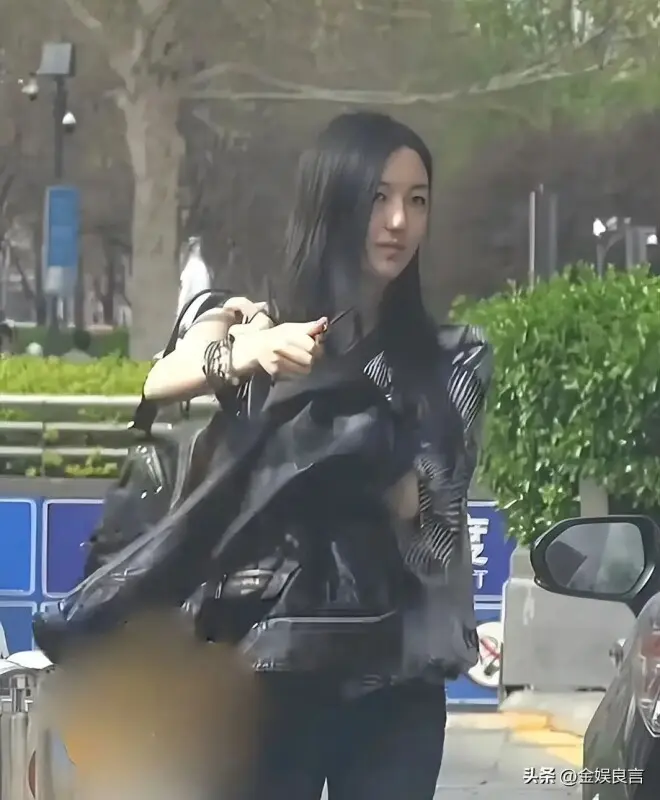 20岁李嫣大理被偶遇！穿吊带九分裤人苗条，气质清冷神似妈妈王菲