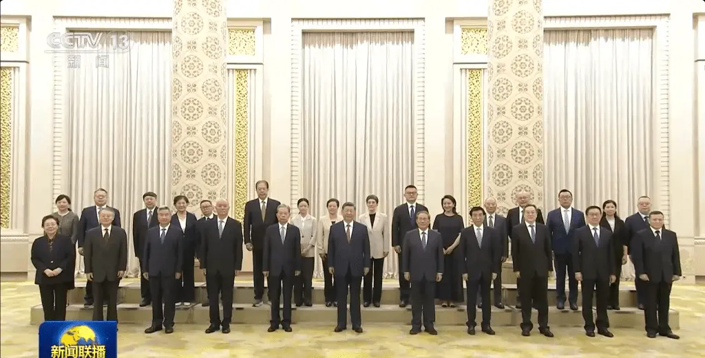 江泽民诞辰100周年︱央视播出习近平接见江泽民亲属画面  长次子孙辈等出席