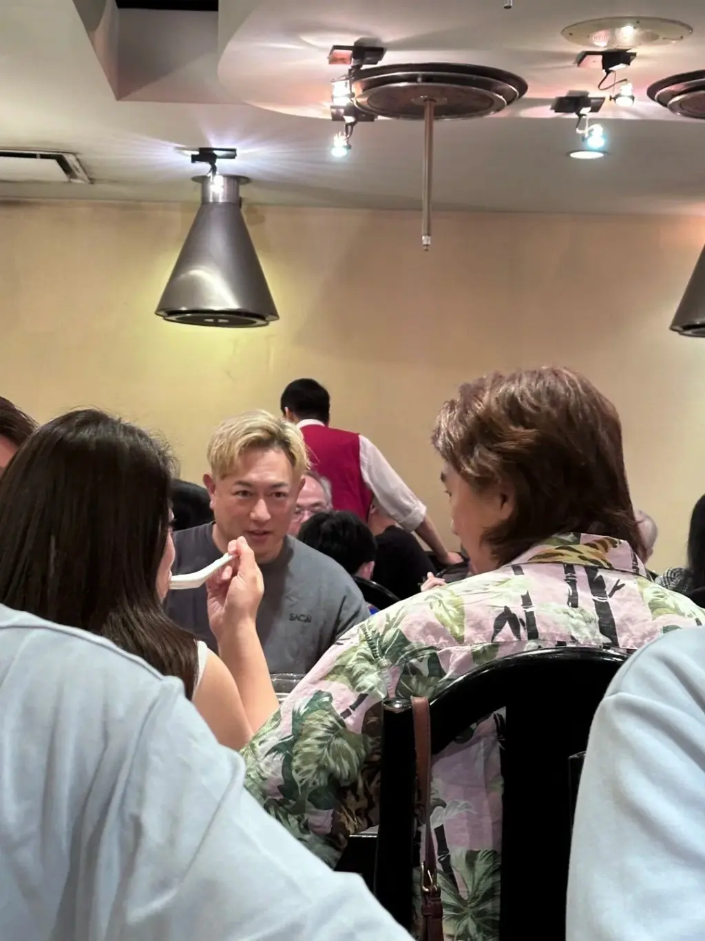 48岁前TVB小生现身加拿大　身形发福转型做厨师