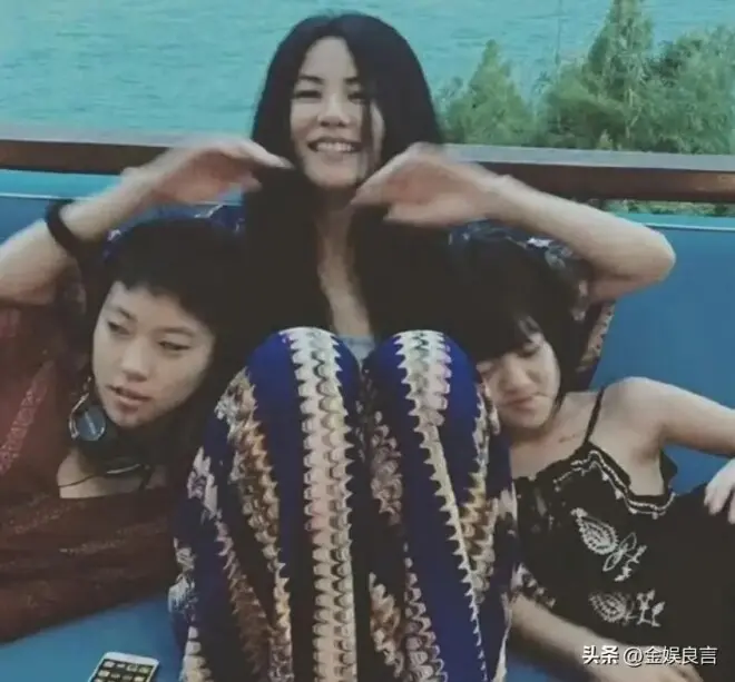 20岁李嫣大理被偶遇！穿吊带九分裤人苗条，气质清冷神似妈妈王菲