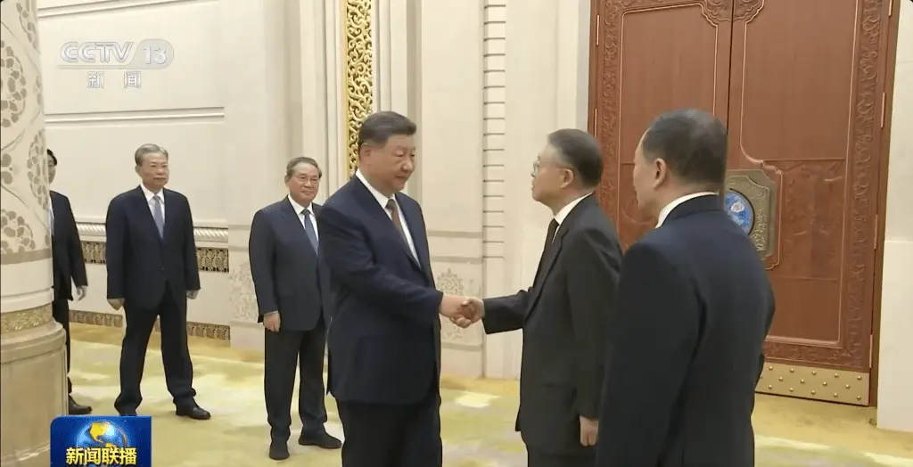 江泽民诞辰100周年︱央视播出习近平接见江泽民亲属画面  长次子孙辈等出席
