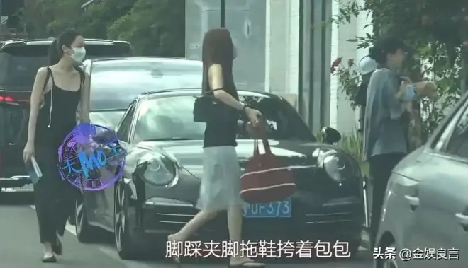 20岁李嫣大理被偶遇！穿吊带九分裤人苗条，气质清冷神似妈妈王菲