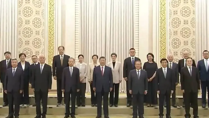江泽民诞辰100周年︱央视播出习近平接见江泽民亲属画面  长次子孙辈等出席
