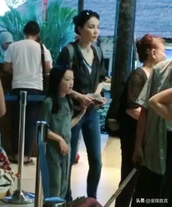 20岁李嫣大理被偶遇！穿吊带九分裤人苗条，气质清冷神似妈妈王菲